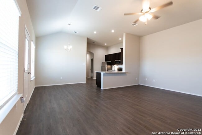 Building Photo - Luxury Townhome New Braunfels