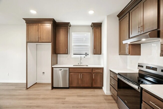 Building Photo - 1915 NW 18th Ave