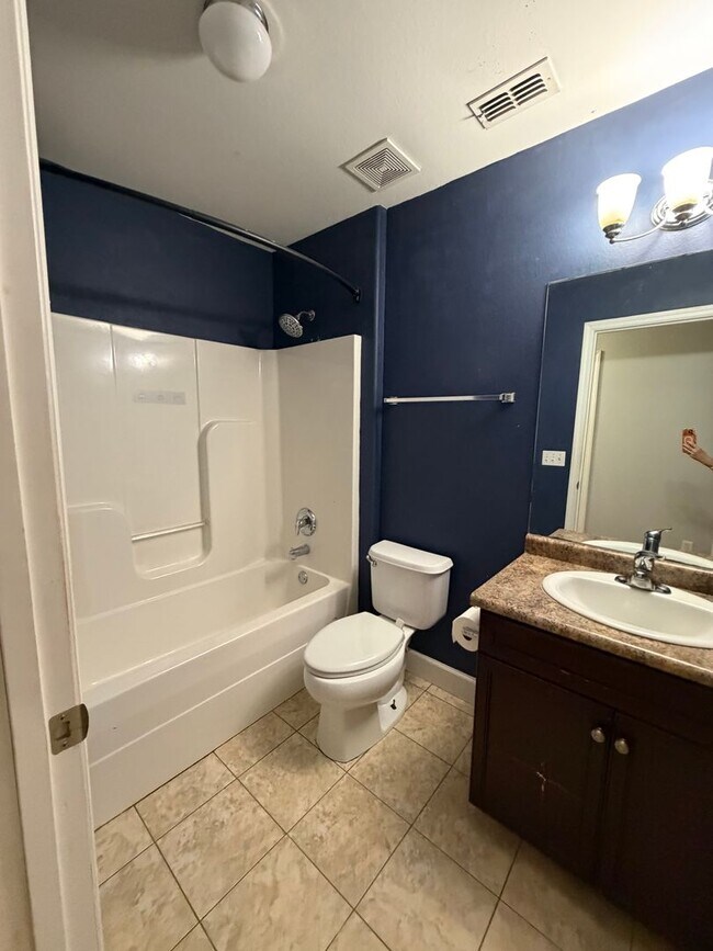 Building Photo - 3/2 home located just off N. Meridian and Available NOW.