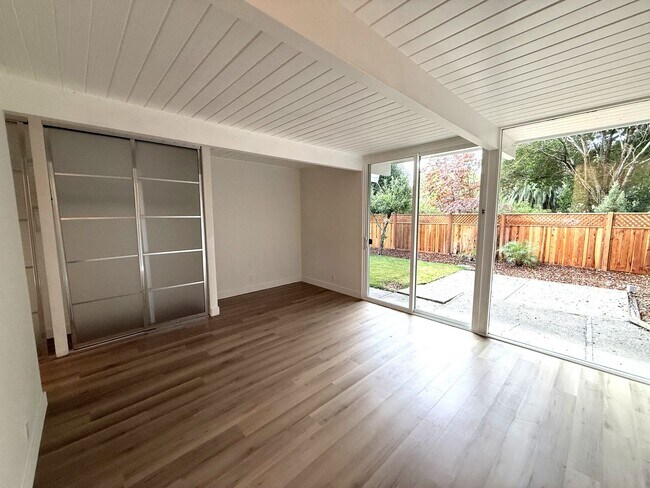 Building Photo - BEAUTIFUL UPDATED FOUR BEDROOM / TWO BATH ...