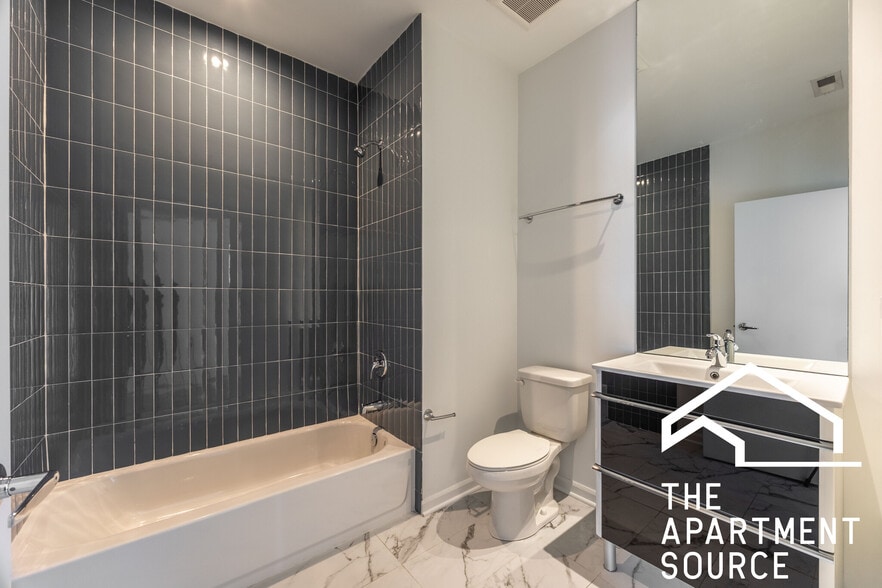 Building Photo - 2533 W Fullerton Ave