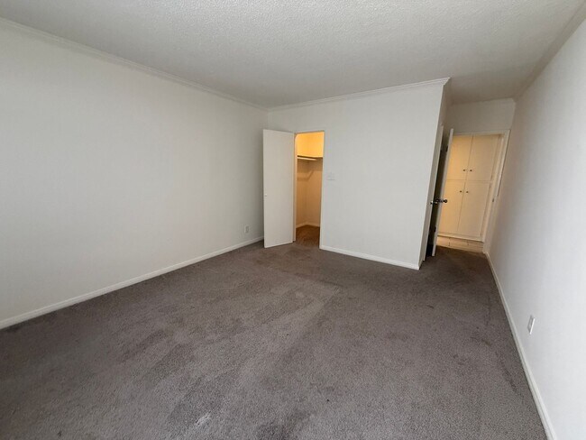 Building Photo - VALLEY VILLAGE - VERY LARGE 2 BEDROOM 2 BATH NEWLY RENOVATED APARTMENT FOR RENT