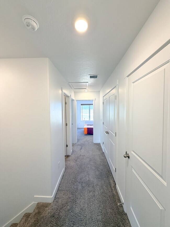 Building Photo - Hidden Springs Gem