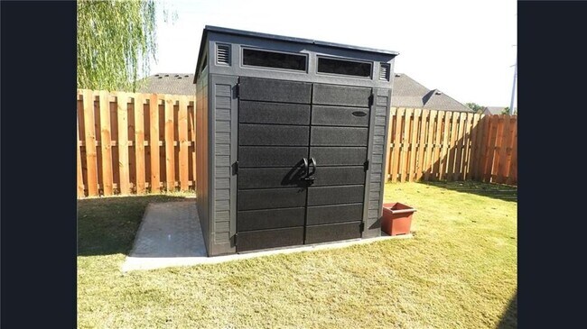 Building Photo - 402 SW Arch St