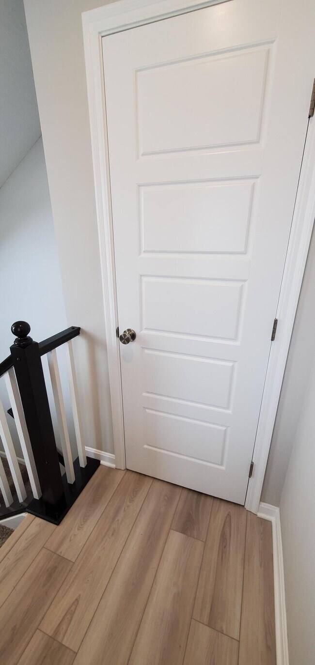 Building Photo - 686 Daphne Wy