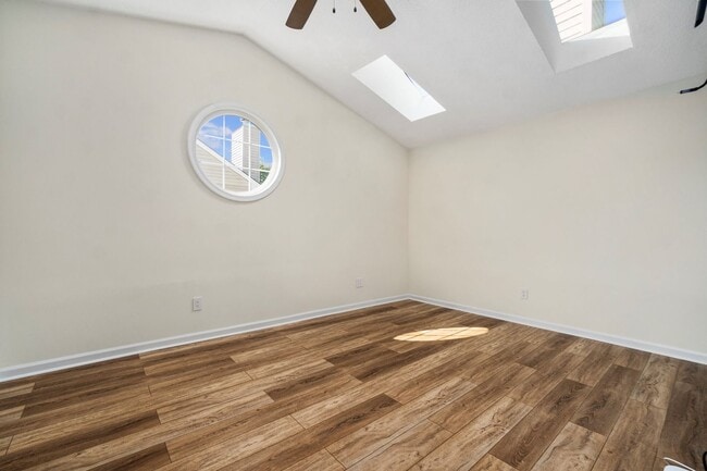 Building Photo - Yorktown Living