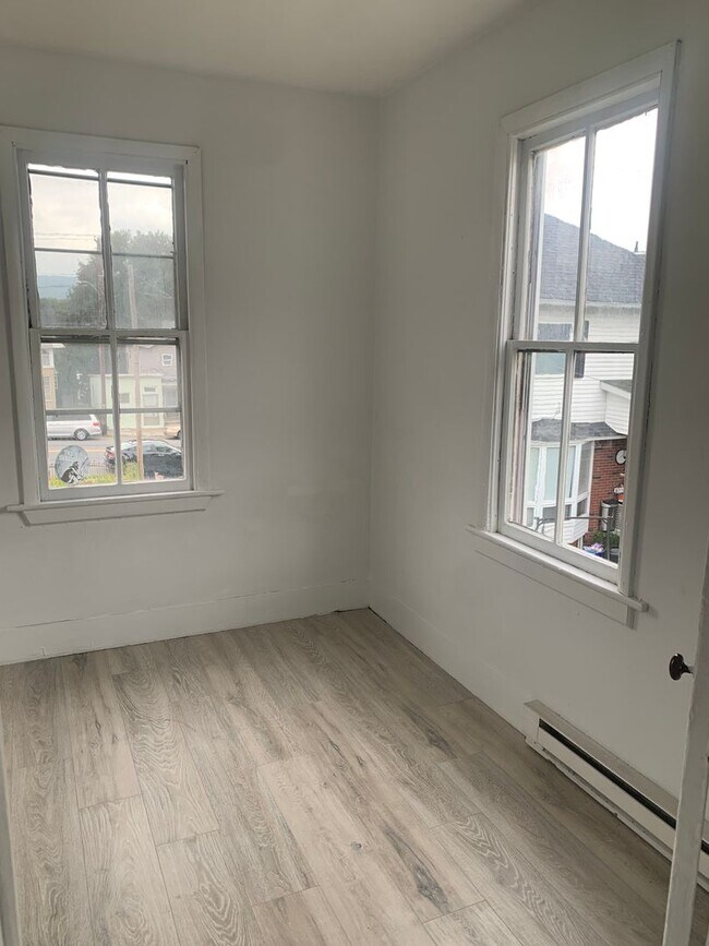 Building Photo - 511 E Elm St