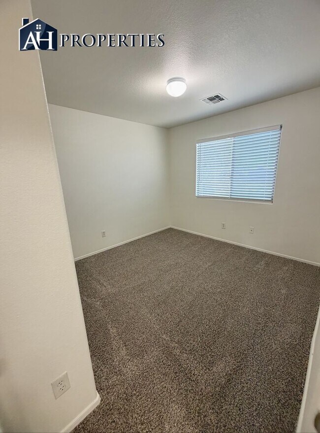 Building Photo - Large backyard Home in Surprise