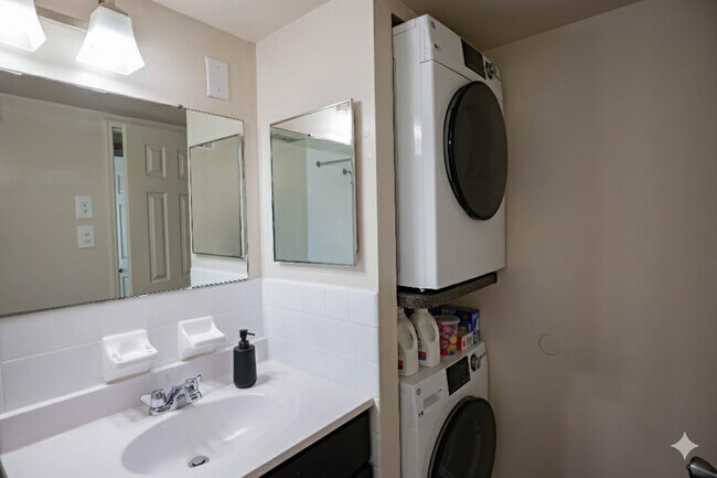 Woodmere 2 Bed Laundry - Woodmere Apartments