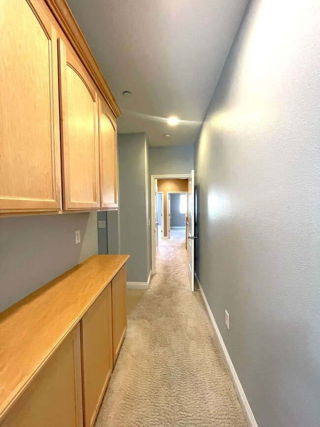 Building Photo - Stunning 3 Bedroom 2.5 Bath Town Home in p...