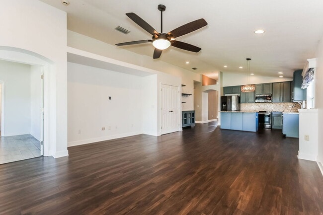 Building Photo - 6935 Runner Oak Dr