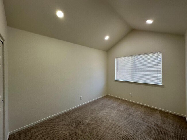 Building Photo - 39836 Potrero Dr