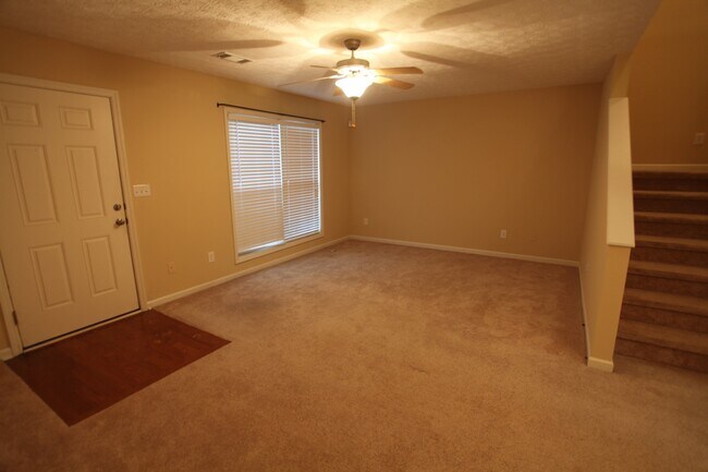 Building Photo - 3Bed/2.5Bath Townhome in Opelika!