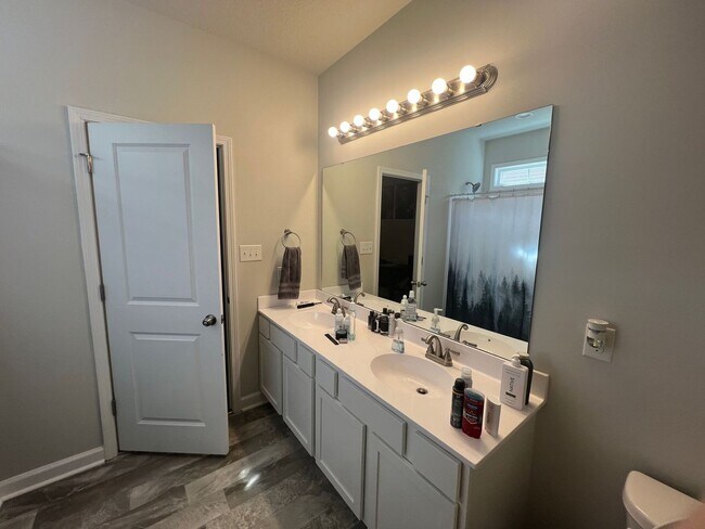 Building Photo - 210 Shallowbag Bay Ln