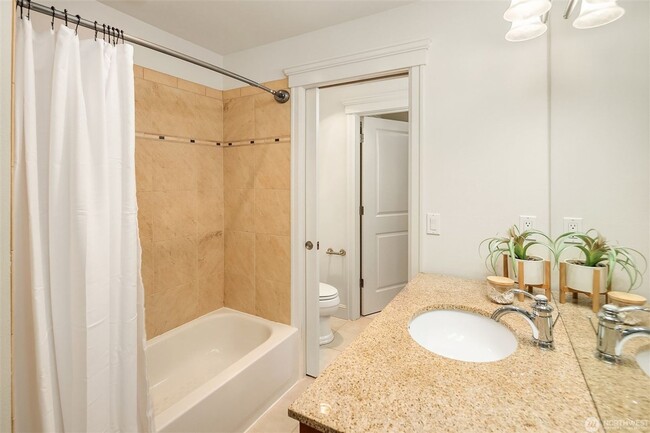 Building Photo - Quiet Magnolia condo within walking distan...