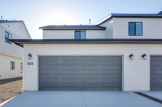 Building Photo - This  3 bedroom, 2.5 bathroom modern townhouse is ready for you!