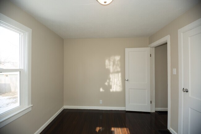 Building Photo - 3 potential 4 bedroom in desirable Beech G...