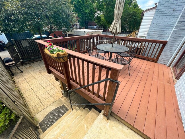 Building Photo - Charming 2 Bed 2 Bath Brick Townhome With A Fully Fenced Yard In Beautiful Foxcroft Heights