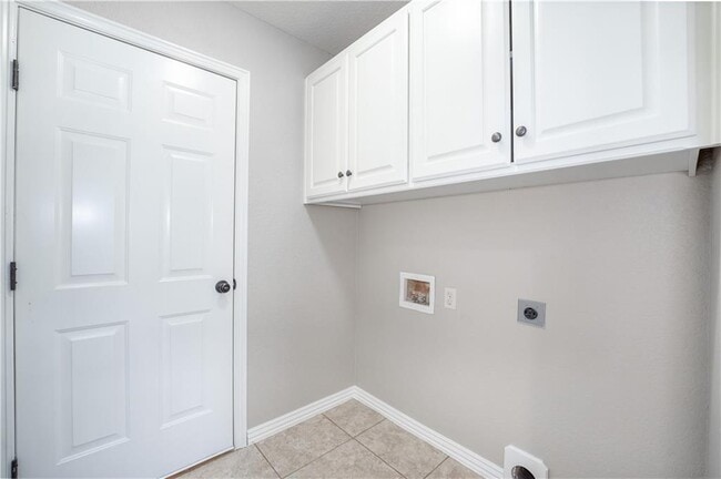 Building Photo - 1536 N Oakhaven Pl