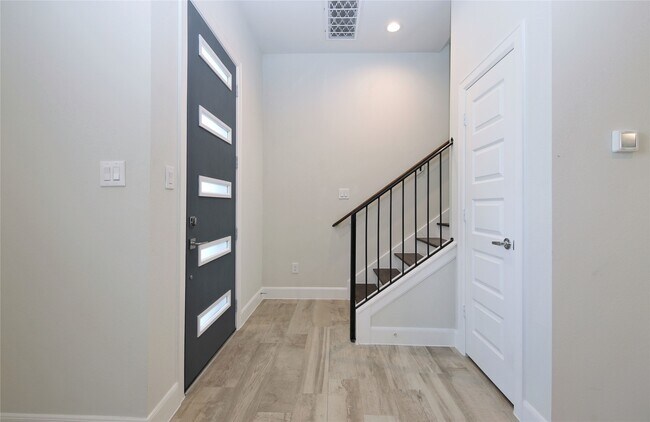 Building Photo - 506 W Donovan St