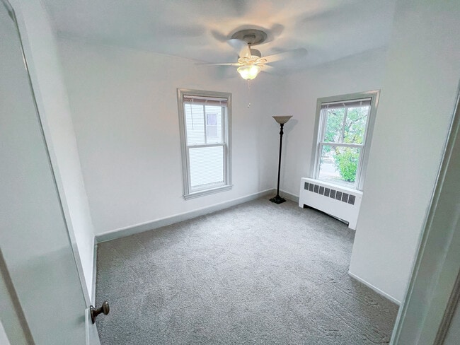 Building Photo - 206 E Main St