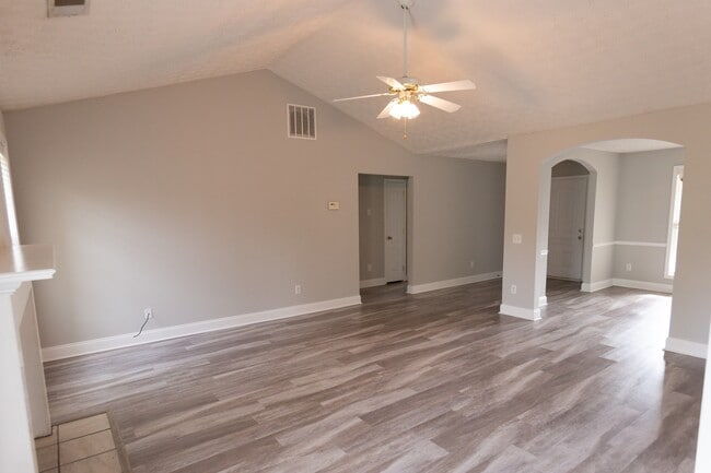 Building Photo - Beautiful 3 bedroom, 2 bath single family home