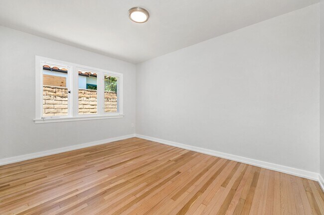 Building Photo - 553 N Pine St