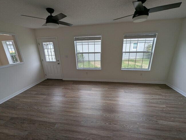 Building Photo - 108 N Lake Cir