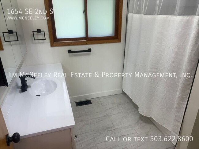 Building Photo - 1654 SE 2nd St