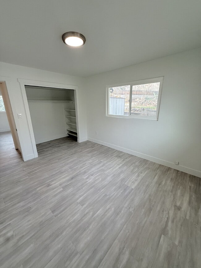 Building Photo - 288 W Diagonal #A 3 Bed/2 Bath