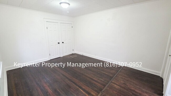 Building Photo - 1512 W College St