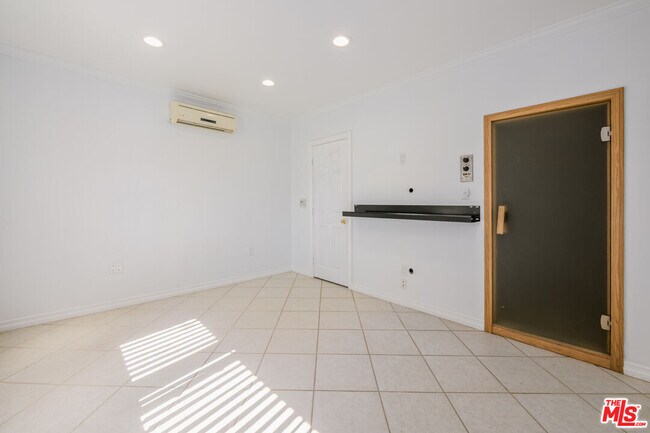 Building Photo - 8760 White Oak Ave