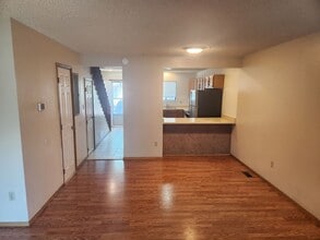 Building Photo - Updated 2 Story Townhome Close to UCCS