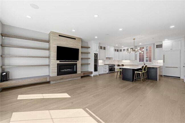 Building Photo - 5133 Fifth Ave