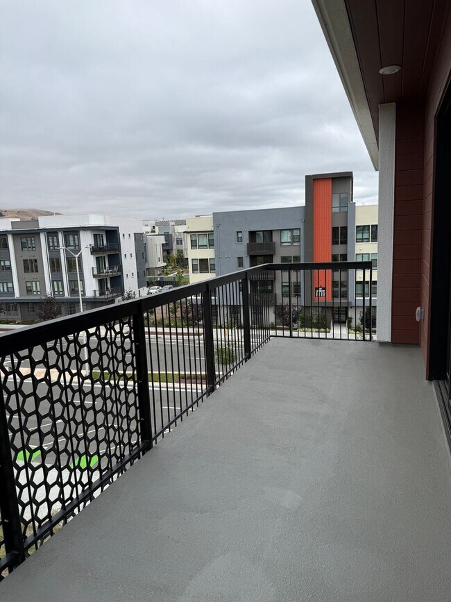 Building Photo - $4,800 / 3 BR – LUXURY TOP-FLOOR UNIT IN WARM SPRINGS WITH RESORT-STYLE AMENITIES
