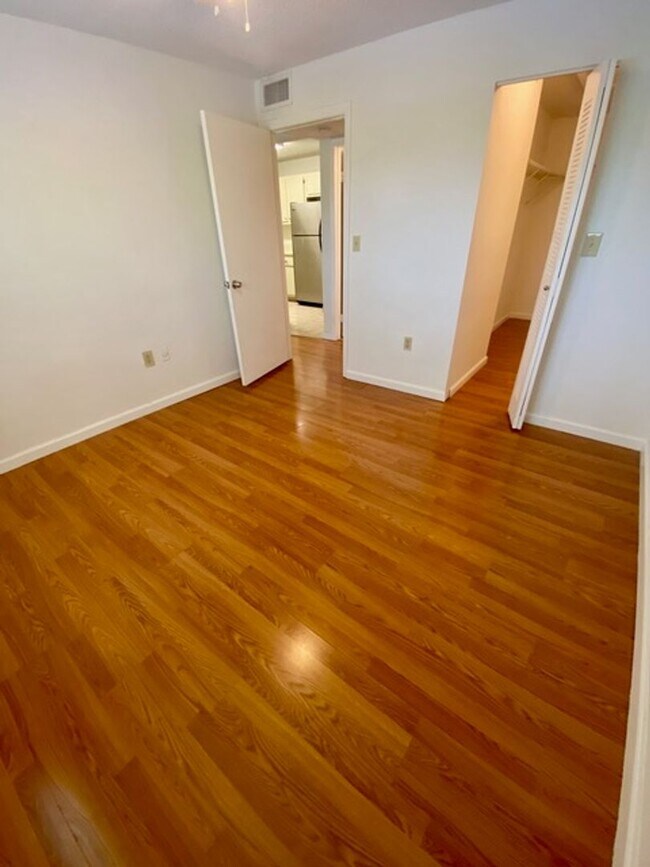 Building Photo - 351 Palm Way