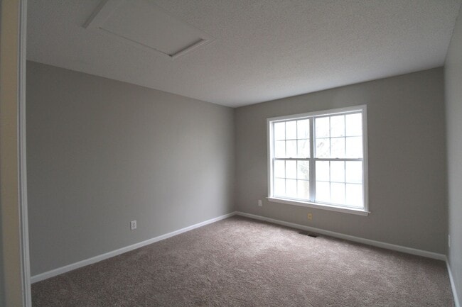 Building Photo - Lovely renovated 3 bedroom 2 Bath home in ...