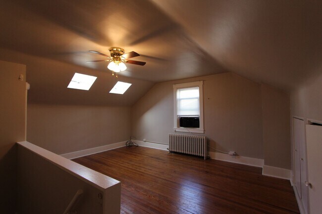 Building Photo - 1039 Mirror St