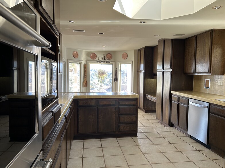 Kitchen New appliances - 14676 Deervale Pl