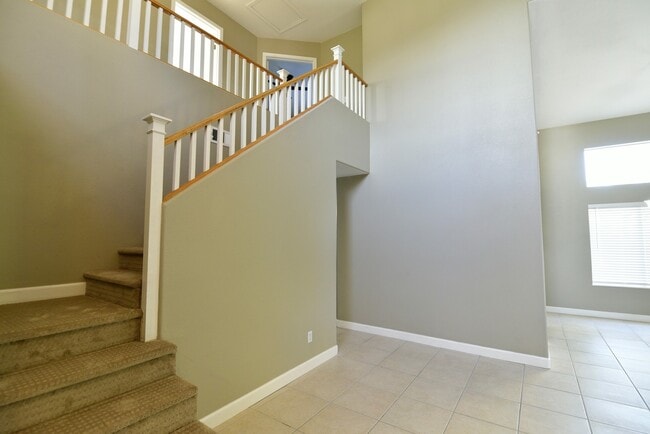 Building Photo - Gorgeous 4BED/2.5 BATH 2 Story Home Locate...