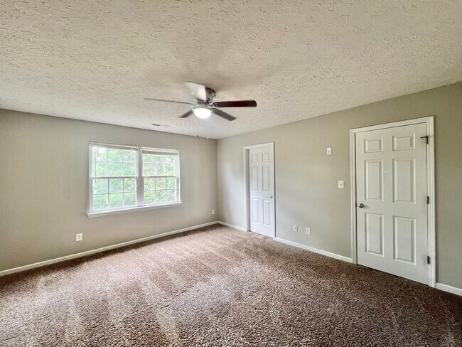 Building Photo - Charming 4BD, 2.5BA Durham Home with a Bonus Sun-Room & Fenced In Yard Only 10 Minutes Away from ...