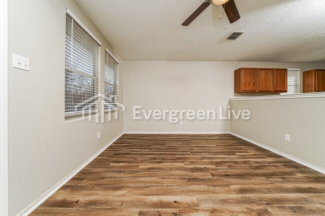 Building Photo - 1012 Willow Tree Dr