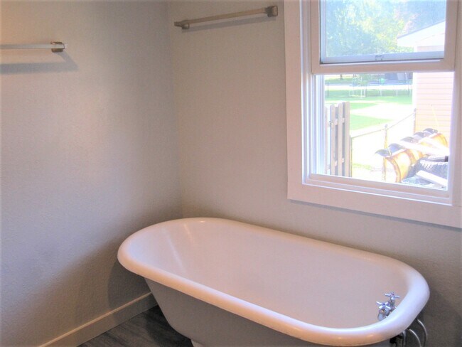 Building Photo - 376 S Pierson Ave