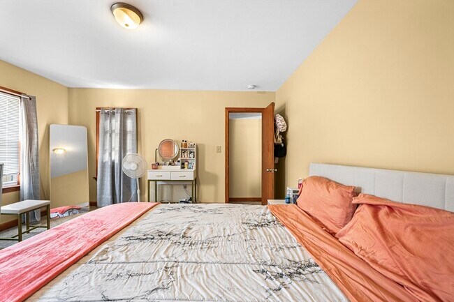 Building Photo - 50 Temple St