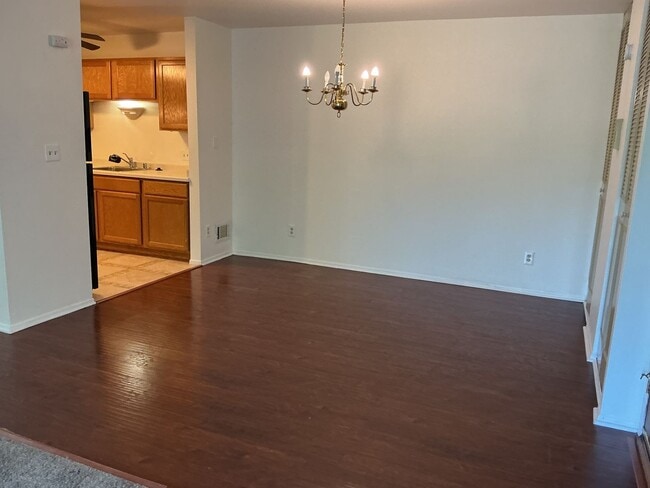 Building Photo - 2 Bedroom Upper Condo with parking