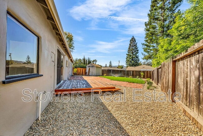Building Photo - 275 Cameo Dr