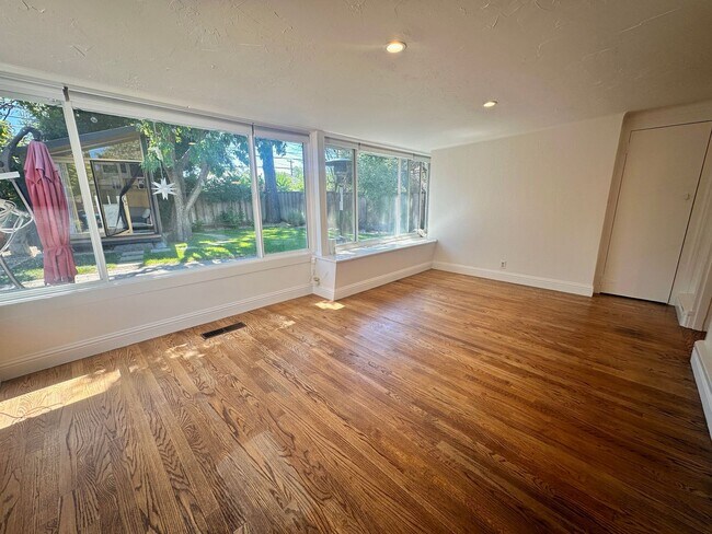 Building Photo - Charming 2 Bed 1.5 Bath in Redwood City!