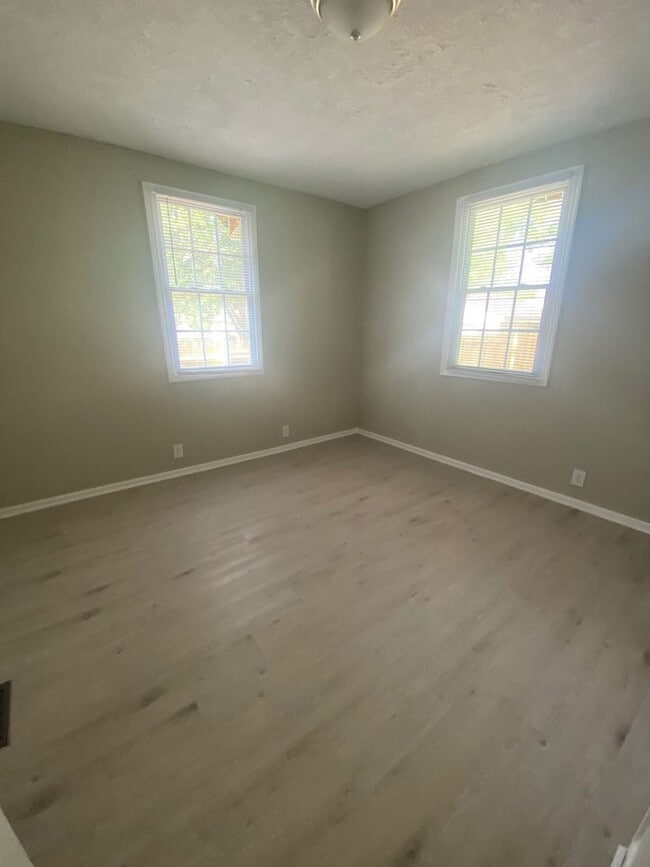 Building Photo - 3 bed 1 bath home in Center Township