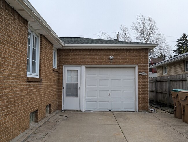 Building Photo - 43 Fairelm Ln