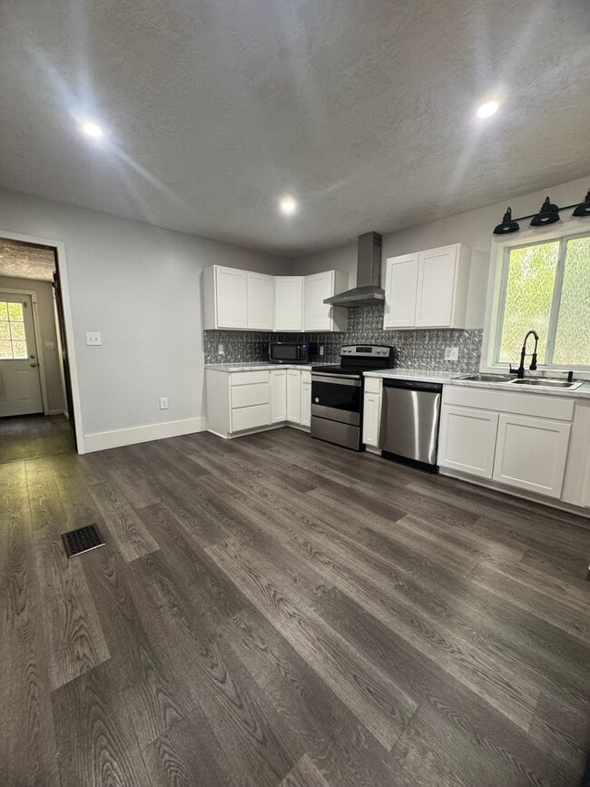 Building Photo - Spacious 3-4 Bedroom, 2 Bath Home for Rent...
